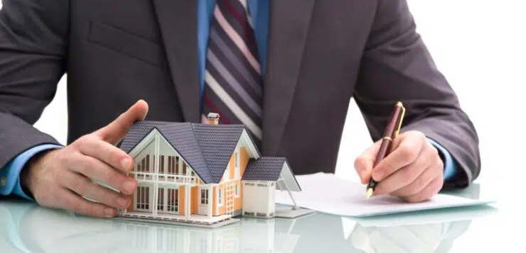 Un homme avec une maison miniature