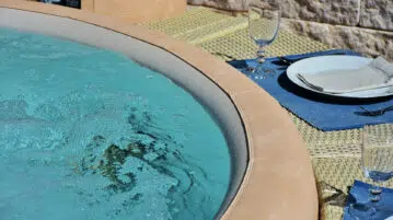 Le jacuzzi d'extérieur vous promet une incroyable détente !