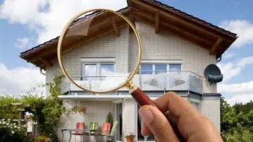 une loupe devant une maison avec jardin