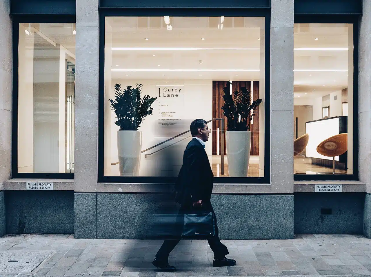 un homme passant devant une vitrine